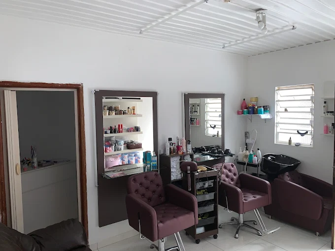 Mulher confiante após atendimento no Espaço Linda Fashion Hair em Santo André